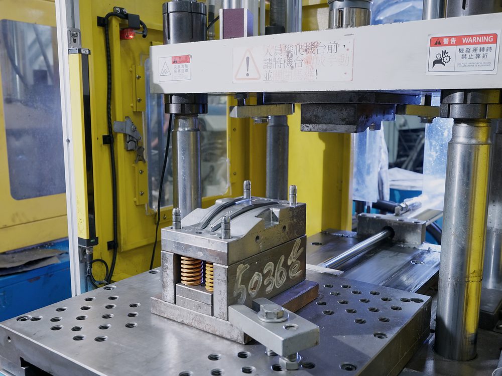 Mold on the hydraulic clamping unit